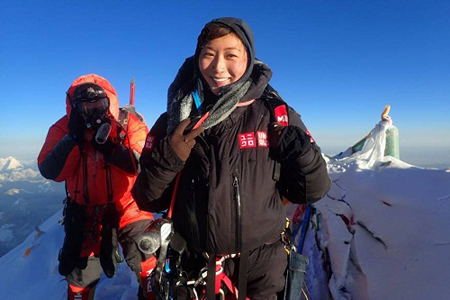 Minamiya chụp ảnh trên đỉnh Everest tháng 5 năm 2016. 
